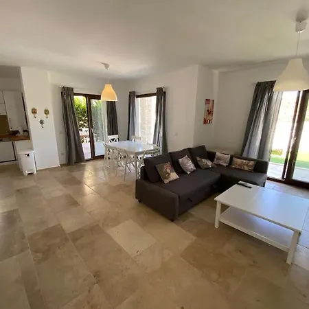 Sleeps 6, Luxury With A Private Pool - Awz 303
