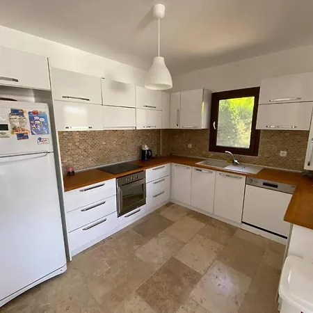 Villa Sleeps 6, Luxury With A Private Pool - Awz 303 *
